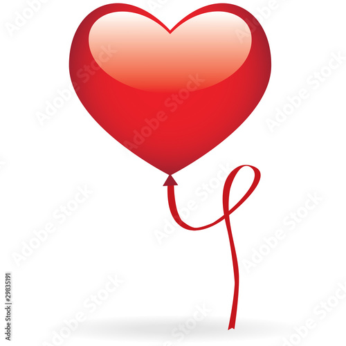 Un ballon en forme de coeur flottant dans les airs