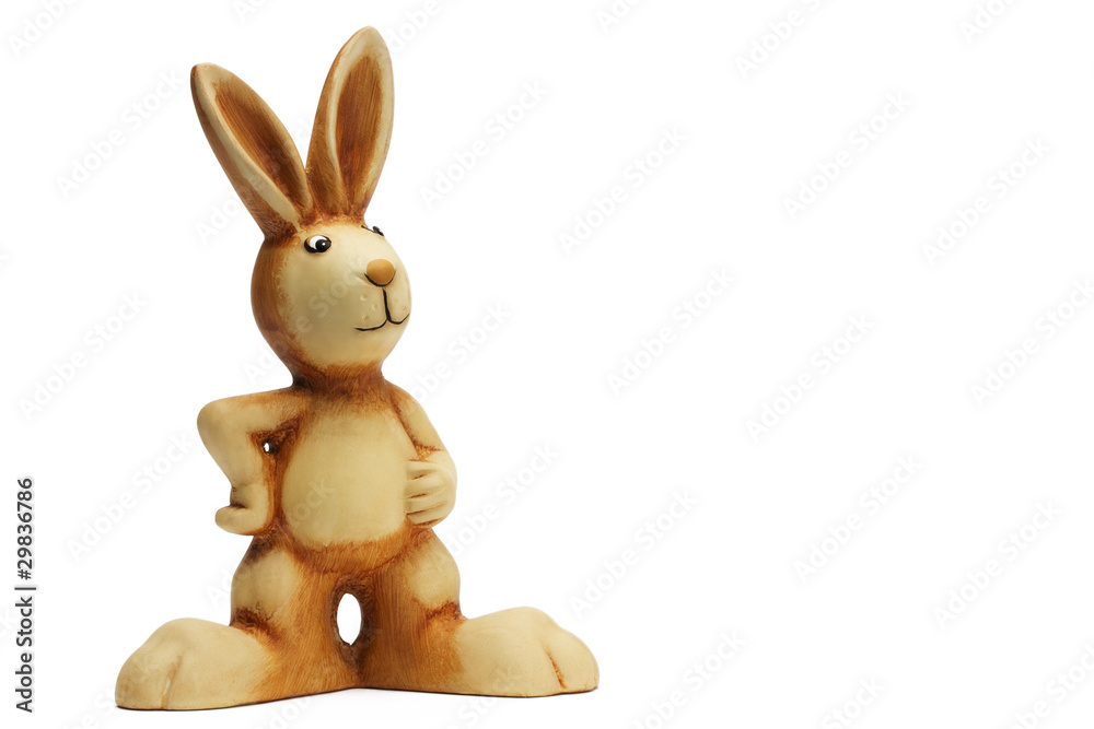 braune osterhasenfigur auf weissem hintergrund braune osterhasenfigur auf weissem hintergrund