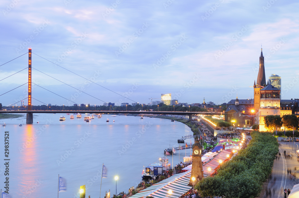 Obraz premium Rheinpromenade am Abend