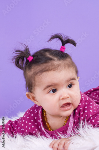 fillette de 6 mois sur fond violet
