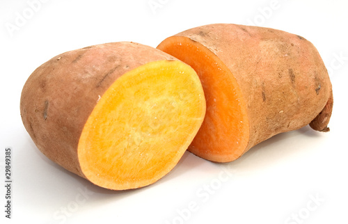 Süßkartoffel auf weißem Grund