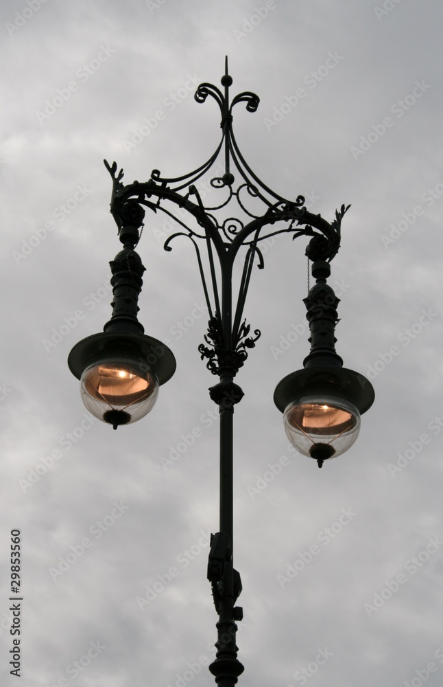 Farola en Berlin Nublado Farola en Berlin Nublado