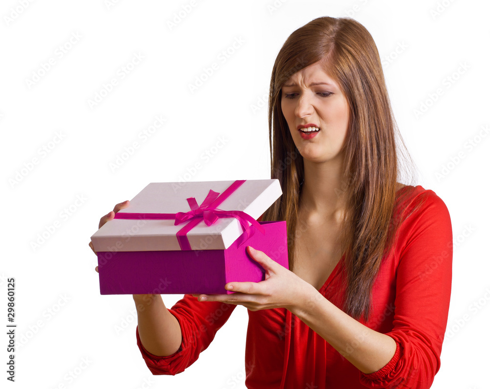 Frau öffnet schlechtes Geschenk Frau öffnet schlechtes Geschenk