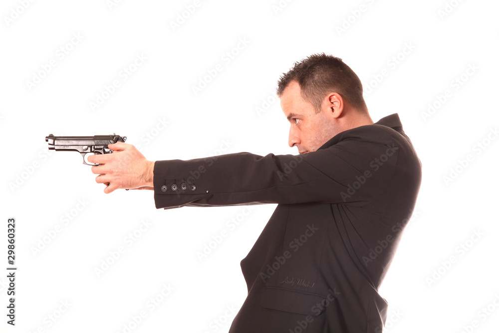 Homme qui tient un pistolet, vu de profil - fond blanc Homme qui tient un pistolet, vu de profil - fond blanc