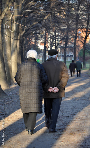 anziani innamorati photo