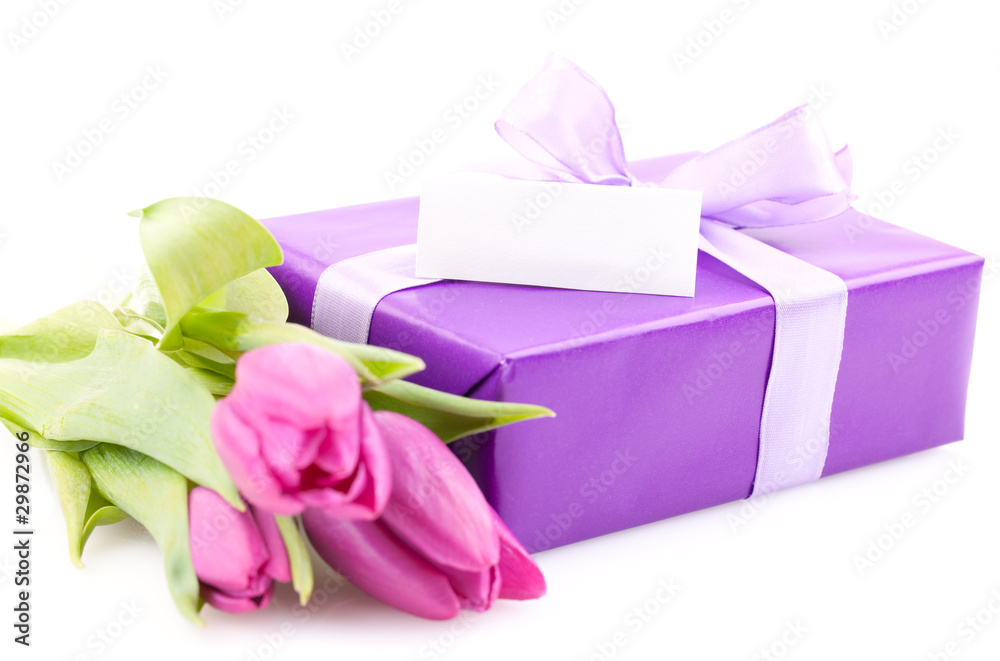 Geschenk mit Schild und Blumen