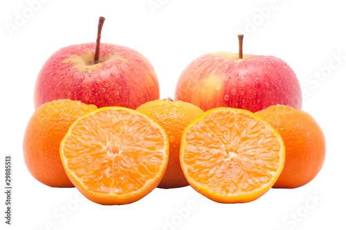 rote Äpfel und Mandarinen mit Tropfen freigestellt