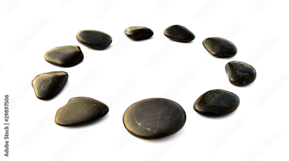 Pierres chaudes en cercle sur fond blanc Pierres chaudes en cercle sur fond blanc