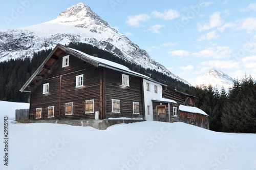 Verlassene Hütte im Gebirge im Winter