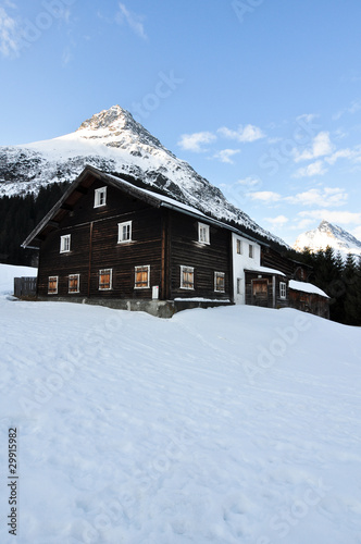 Verschneite Hütte im Gebirge © Patrick Ciebilski