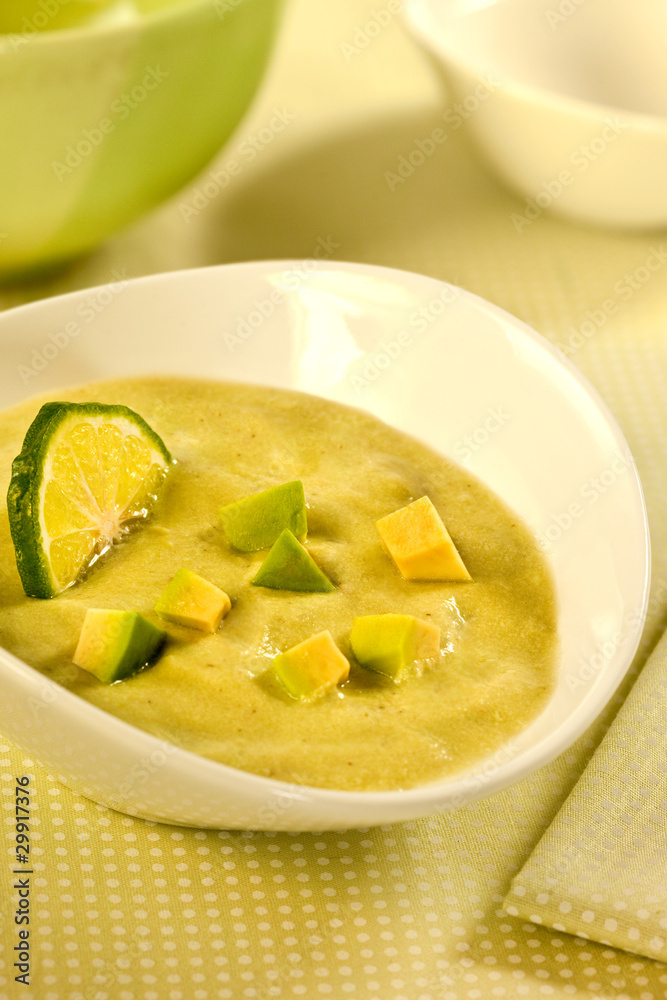 soupe d'avocat et concombre soupe d'avocat et concombre