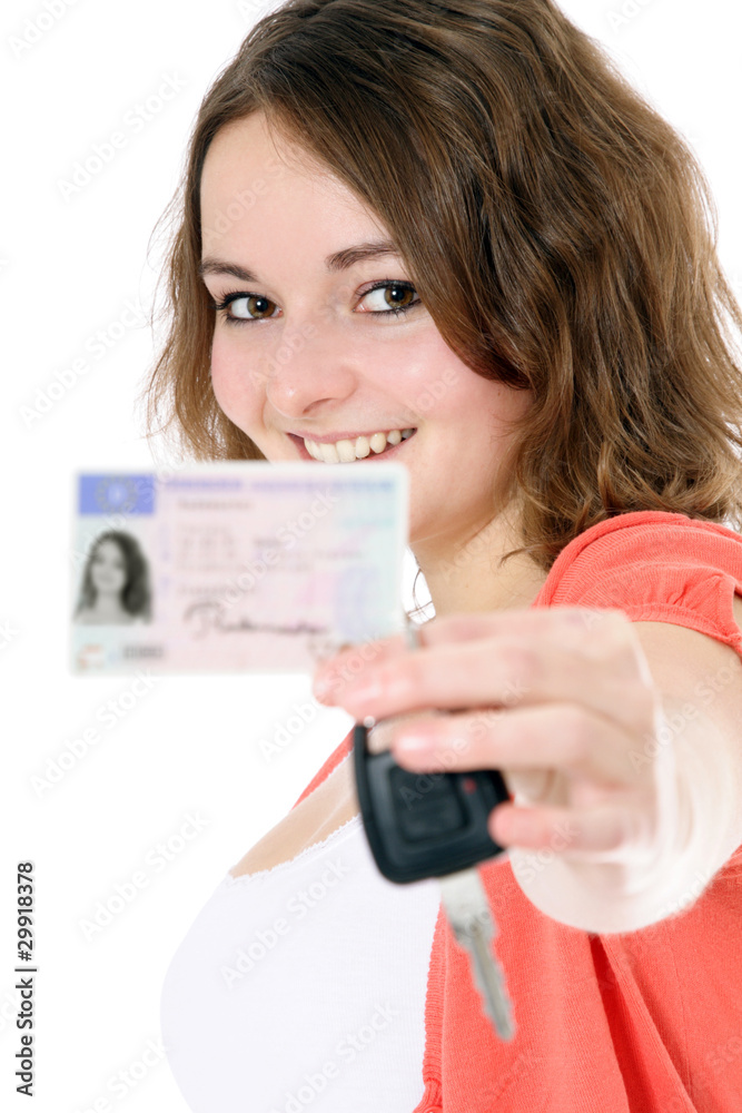 Attraktives Mädchen hat die Führerscheinprüfung bestanden Attraktives Mädchen hat die Führerscheinprüfung bestanden