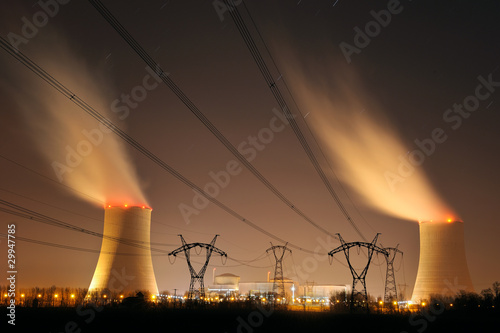 cheminées de centrale nucléaire dans le sud photo