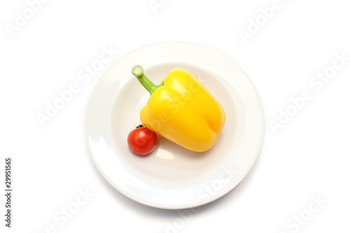 皿の上のパプリカとトマト