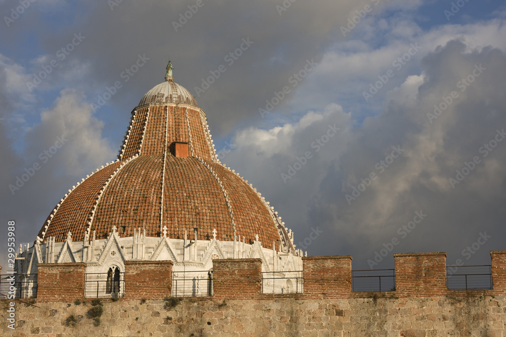 Pisa - cupola Battistero e mura cittadine