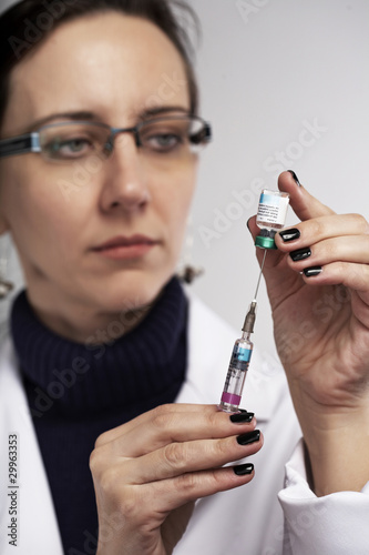 Fotografi Children vaccine - doctor preparing hypo