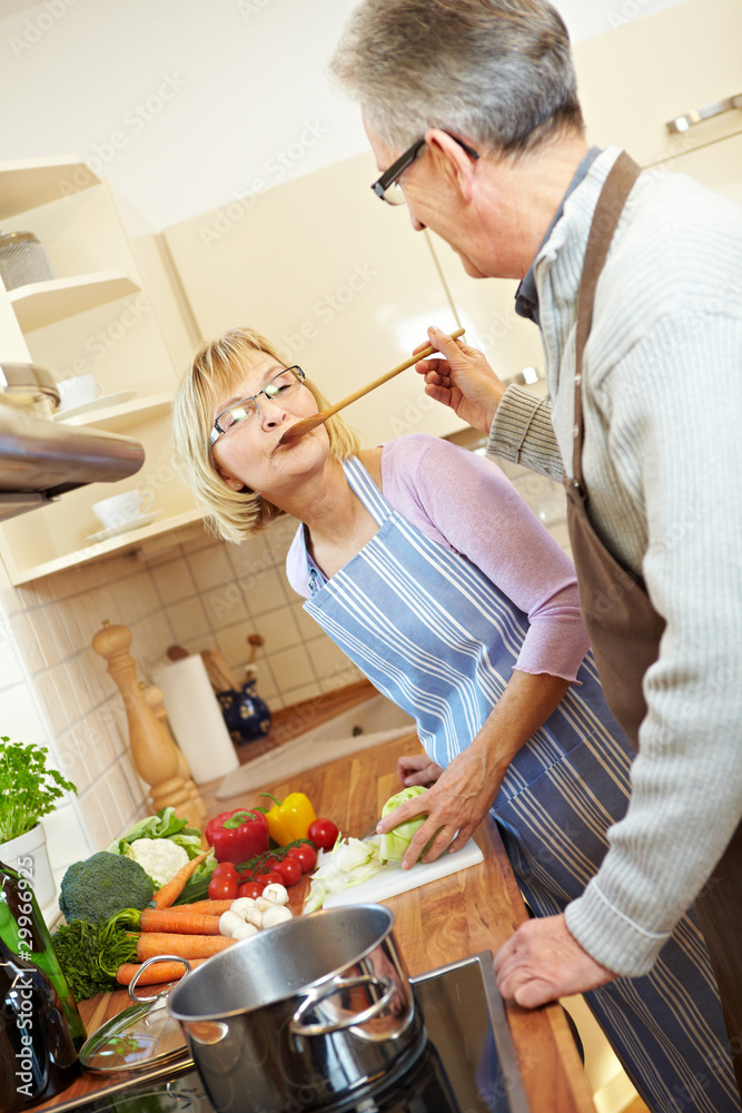 Senioren kochen gemeinsam Stock Photo | Adobe Stock