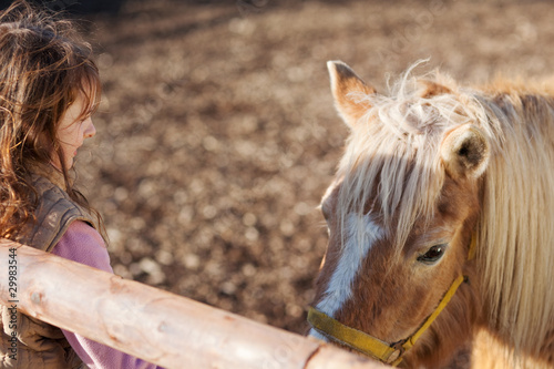 kind mit pony © contrastwerkstatt