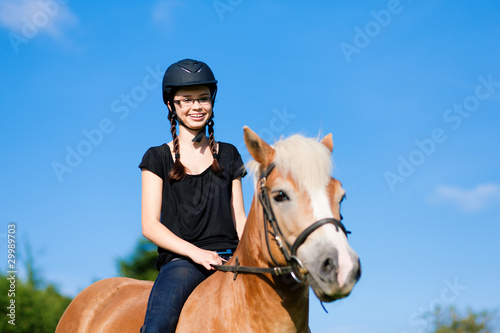 Teenager Mädchen mit Pferd