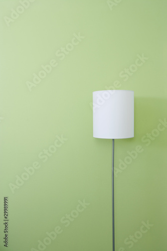 Stehlampe vor  grünem Hintergrund