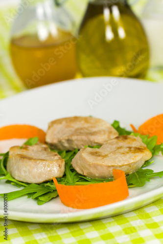 medaillons vom schwein mit salat