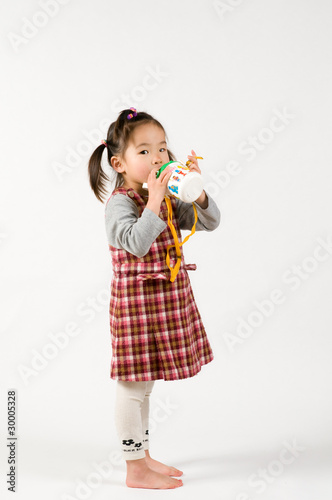 水筒を持つ女の子 © nami66