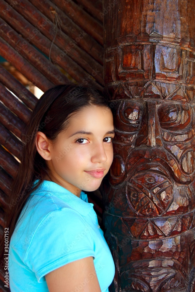 metal Delicioso Ten confianza Latin mexican teen girl smile indian wood totem foto de Stock | Adobe Stock