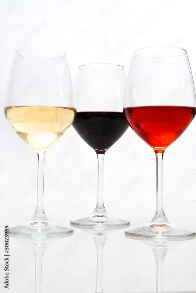 Calici con vino bianco, rosso e rosè