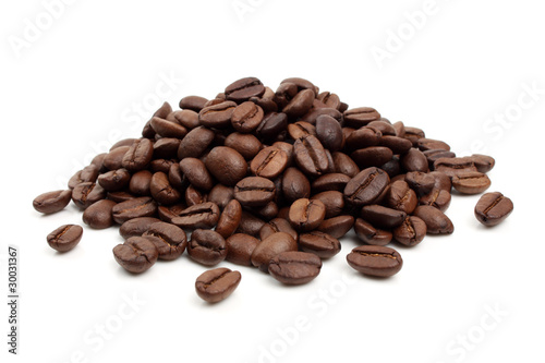 varios granos de café sobre fondo blanco