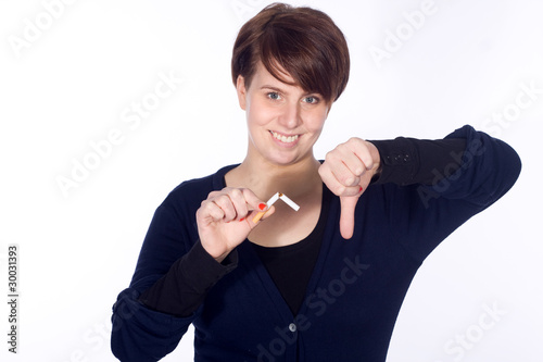 Junge Frau zerstört Zigarette