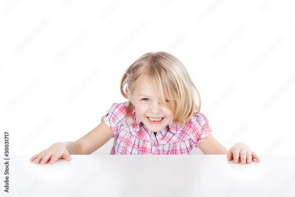 lustiges mädchen am tisch lustiges mädchen am tisch