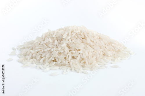granos de arroz blanco sobre fondo blanco photo
