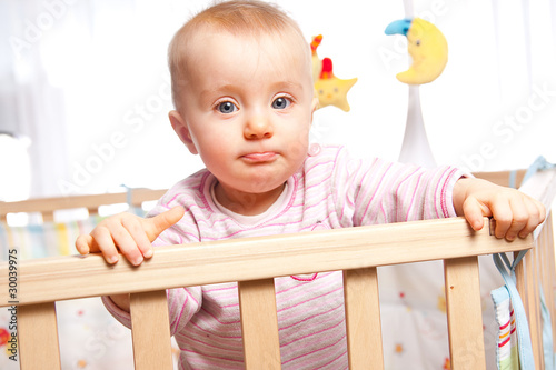 Bilde på lerret Baby im Laufstall schmollt
