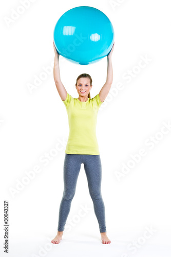 junge frau hält gymnastikball über den kopf © Racle Fotodesign