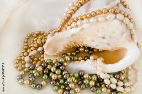 collane di perle con conchiglia