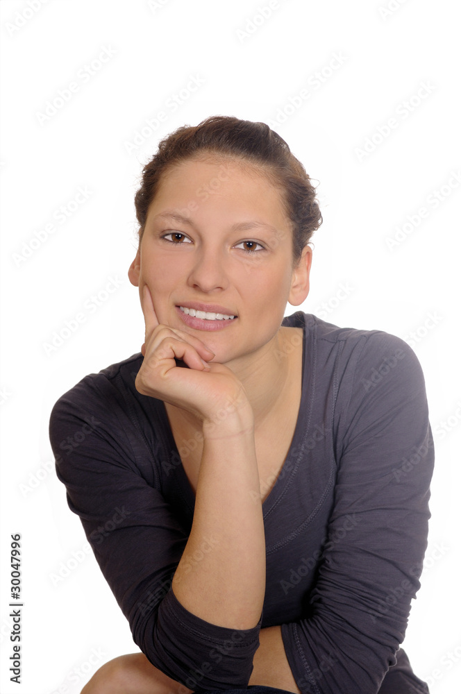 Hübsche brünette Frau lacht