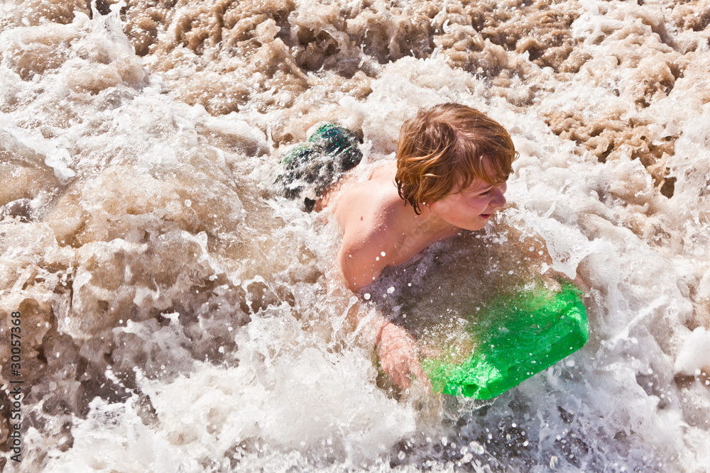 Obraz premium boy has fun with the surfboard