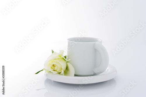 コーヒーカップと薔薇