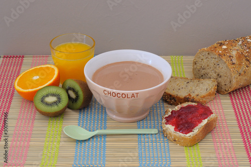 petit déjeuner, cacao et tartines