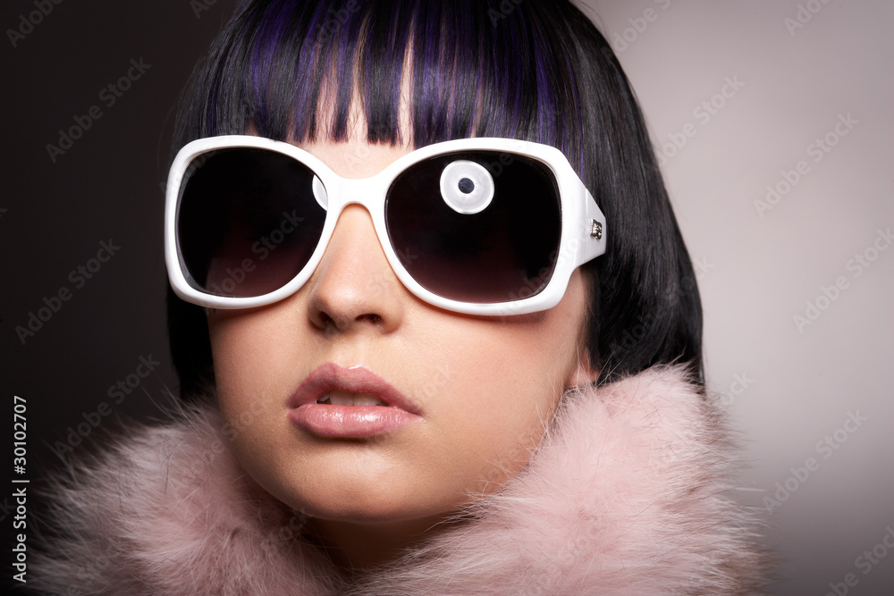 Model mit Bob und Brille Model mit Bob und Brille