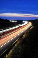 Papier peint photo Autoroute de nuit Trafic nocturne sur autoroute illuminée  © gunnar3000