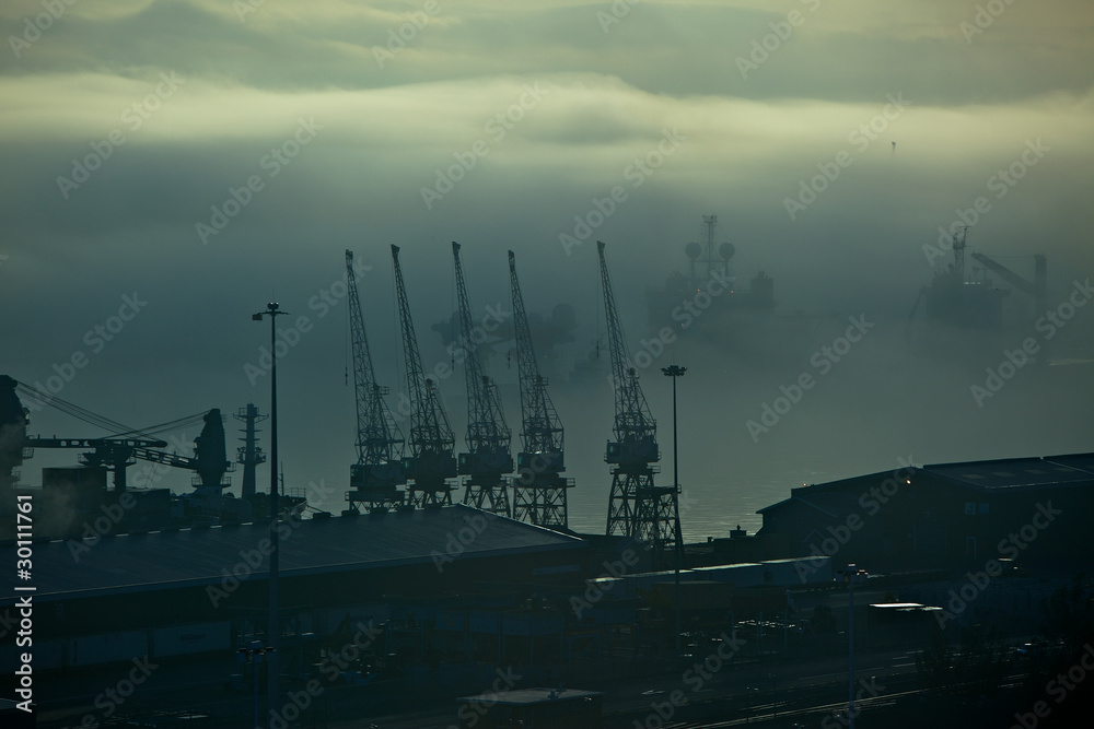 Hafen bei Nebel