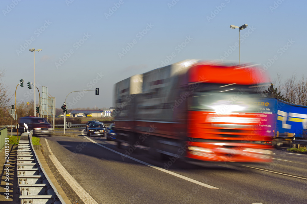 roter LKW mit hoher Geschwindigkeit roter LKW mit hoher Geschwindigkeit