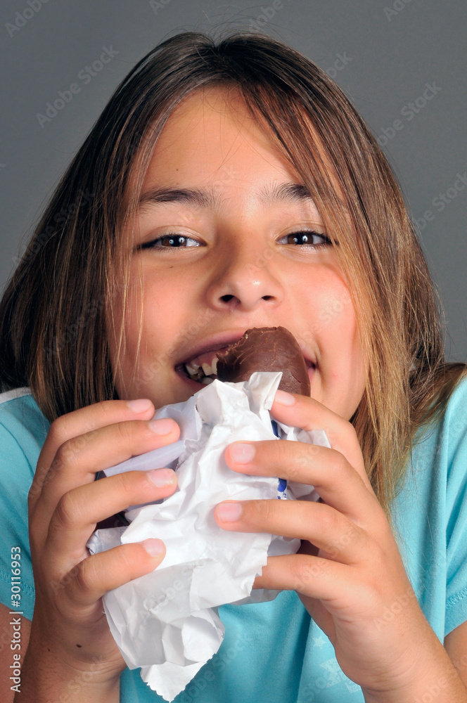 Niña comiendo chocolate Niña comiendo chocolate
