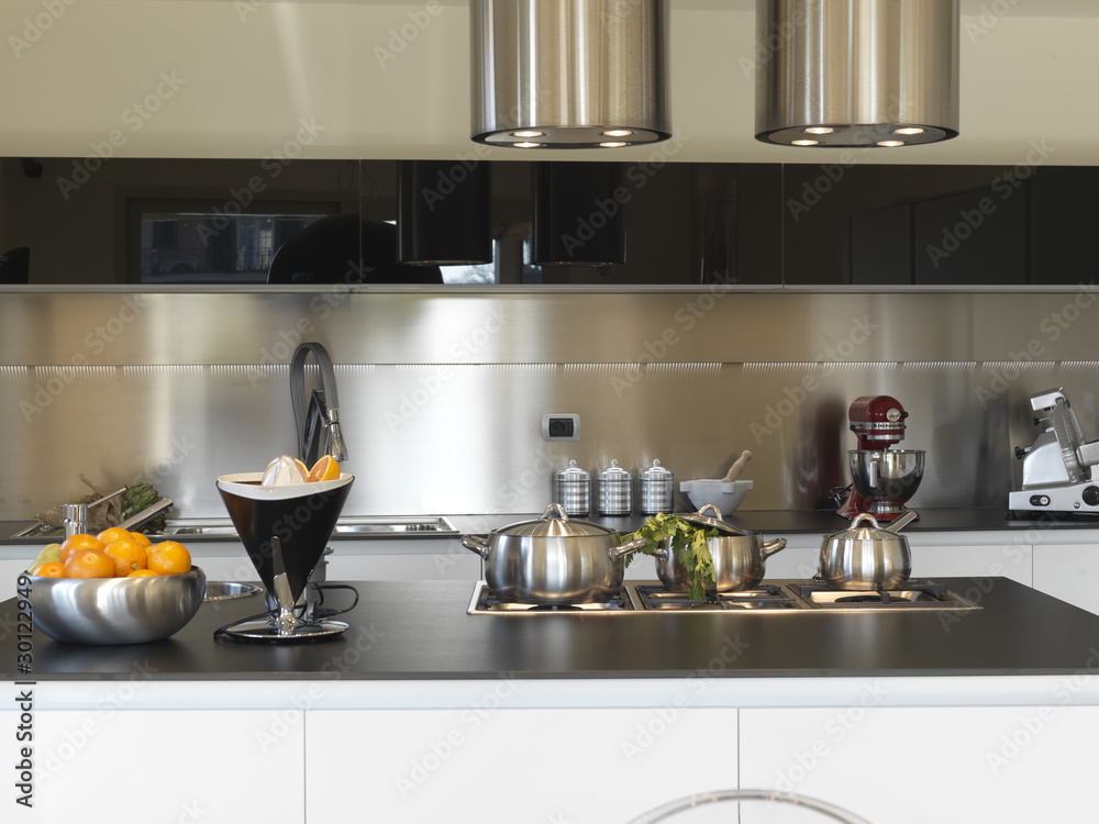 pentole di acciaio in cucina moderna ed elettrodomestici