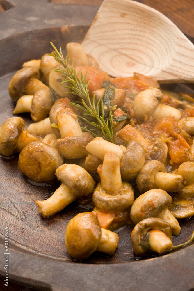Funghi con pomodoro - Champignons alla contadina Funghi con pomodoro - Champignons alla contadina