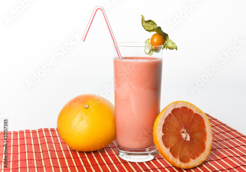 Trinkjoghurt Graipefruit , Pampelmuse, Grapefruitshake im Glas photo