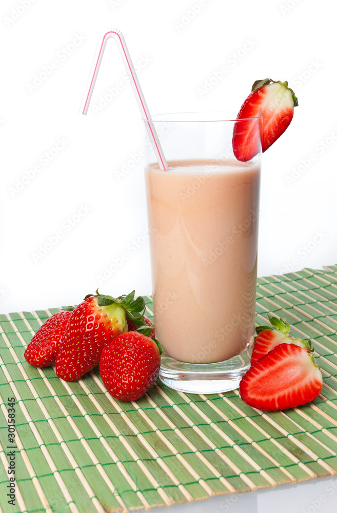Trinkjoghurt Erdbeere , Erdbeershake im Glas und Erdbeeren Trinkjoghurt Erdbeere , Erdbeershake im Glas und Erdbeeren