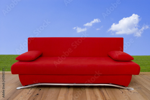 Rote Couch auf Holzterrasse