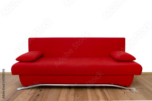 Rote Couch auf Parkettboden © by-studio